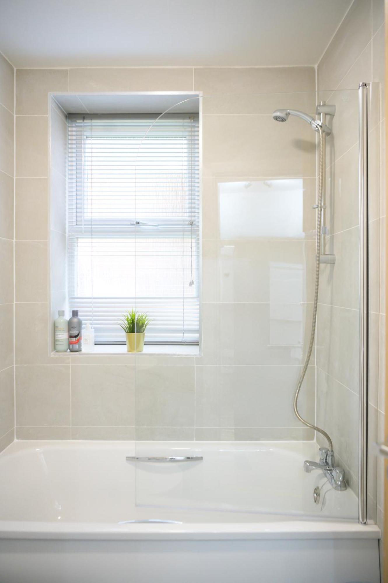 Silver Pines King Bed 2 Bedroom Manchester