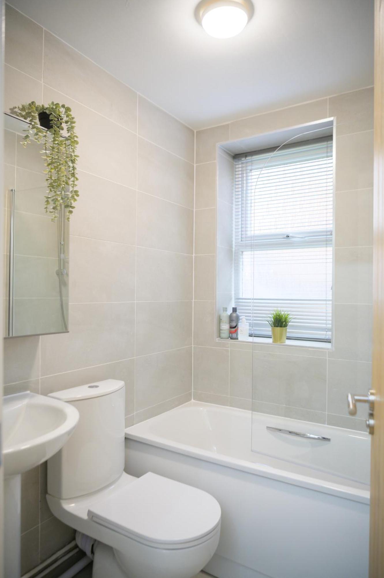 Silver Pines King Bed 2 Bedroom Manchester